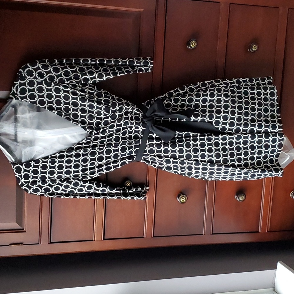 White/Black-dress. Size:4. Pattern Black & White circle link with removable belt